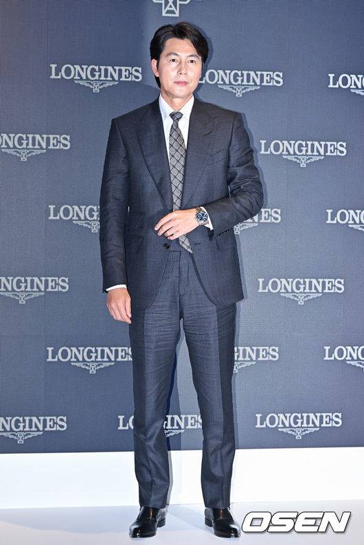 [OSEN=박준형 기자]10일 오후 서울 성수동 코사이어티에서 시계 브랜드 론진(LONGINES) 신제품 론칭행사가 진행됐다.정우성이 포즈를 취하고 있다.    2023.05.10 / soul1014@osen.co.kr