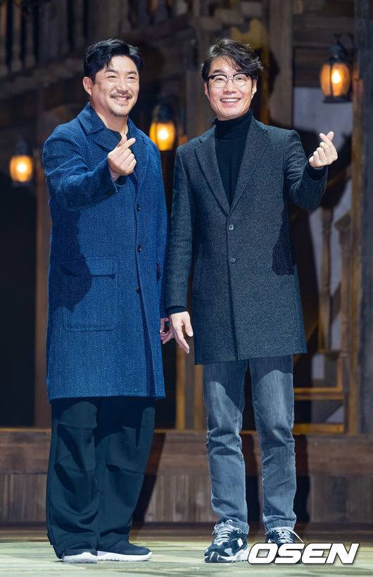 [OSEN=민경훈 기자] 7일 오후 서울 서초구 예술의전당 CJ토월극장에서 연극 '셰익스피어 인 러브' 기자간담회가 열렸다.페니맨 역의 배우 임철형과&nbsp;송영규가&nbsp;무대 위에서 포토타임을 갖고 있다. 2023.02.07 / rumi@osen.co.kr
