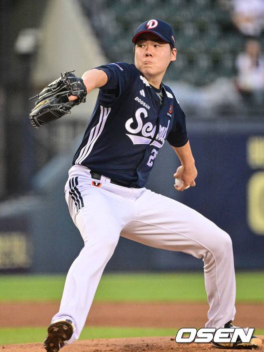 [OSEN=잠실, 조은정 기자]5일 오후 서울 잠실구장에서 ‘2025 신한 SOL Bank KBO리그’ LG 트윈스와 두산 베어스의 경기가 열렸다.LG는 손주영, 두산은 최승용을 선발로 내세웠다.2회말 두산 최승용이 역투하고 있다. 2025.08.05 /cej@osen.co.kr