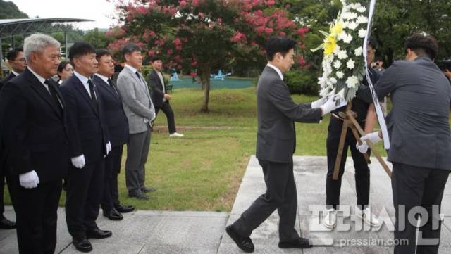 ▲여순항쟁탑에 헌화하는 김대중 전남교육감ⓒ전남도교육청