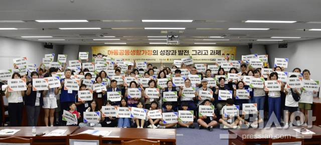 ▲정다은 광주시의원은 5일 아동공동생활가정 성장과 발전을 위해 마련한 정책토론회에서 참석자들과 함께 기념촬영을 하고 있다. 2025.08.05 ⓒ광주광역시의회