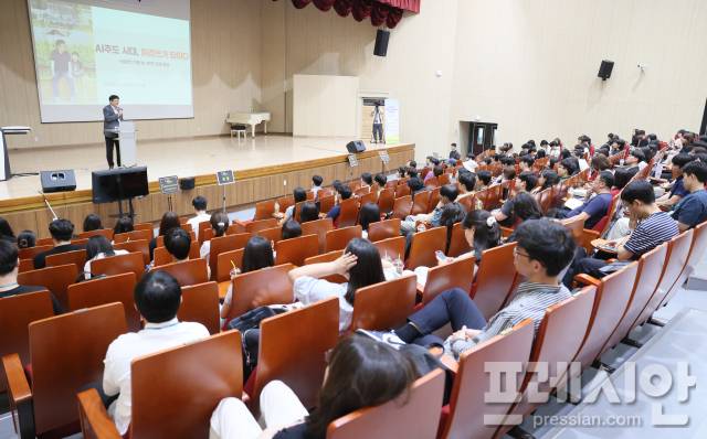 ▲도성훈 인천광역시교육감이 교육전문직원 임용예정자와 초·중등 1급 정교사 자격연수 대상자를 대상으로 강연을 펼치고 있다. ⓒ인천시교육청