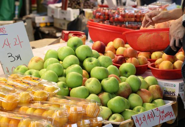 ▲지난달 31일 서울 한 재래시장에서 과일을 고르는 시민의 모습. ⓒ연합뉴스