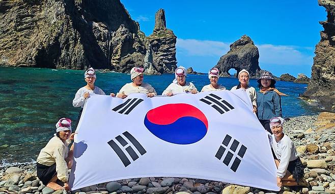 제주 해녀들이 2024년 9월 5일 50년만에 경북 울릉군 독도를 찾아&nbsp;물질시연을 한 뒤 태극기를 펼쳐 보이고 있다. 제주도 제공