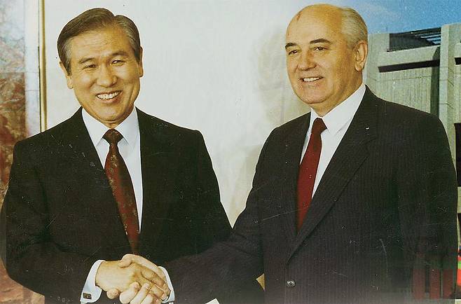 1990년 12월14일 노태우 전 대통령이 옛 소련 크레믈궁에서 미하일 고르바초프 대통령과 정상회담에 앞서 악수하는 모습. 세계일보 자료사진