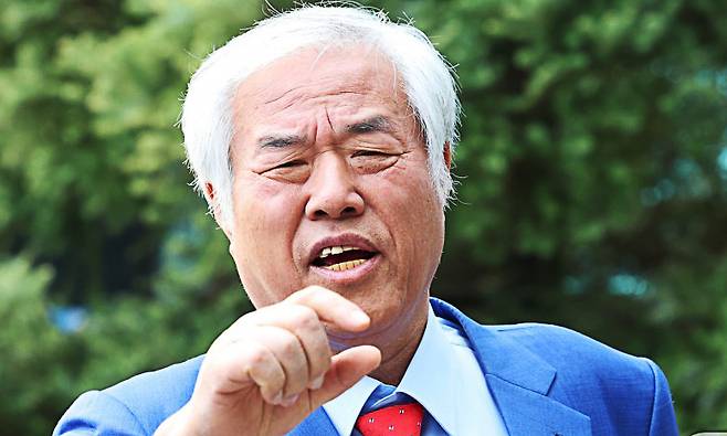 전광훈 사랑제일교회 목사가 지난 4월11일 오후 서울북부지방법원에서 진행된 첫 번째 공판에 출석하기 전 인터뷰를 하고 있다. 뉴스1