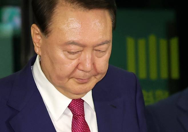 윤석열 전 대통령이 지난달 5일 오후 서울 서초구 서울고등검찰청에 마련된 내란특검 사무실에서 2차 대면 조사를 마친 뒤 귀가하고 있다. 뉴시스