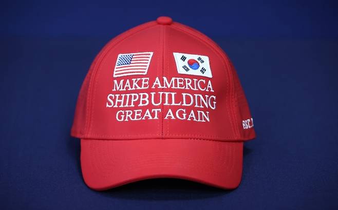 대통령실이 3일 공개한 ‘마스가’(MASGA·Make American Shipbuilding Great Again) 모자. ‘마스가’는 이번 한미관세협상 때 조선 분야 협력 내용을 압축적으로 전달하기 위해 산업통상자원부가 만든 슬로건으로 한국협상단은 이 모자와 대형 패널 등을 준비했다. 2025.8.3 연합뉴스