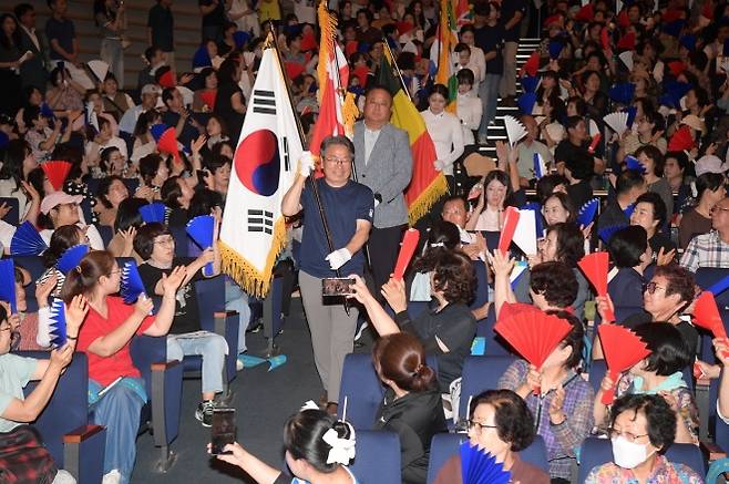 강기정 광주시장이 지난달 22일 시청 대회의실에서 열린 ‘광주 2025 세계양궁선수권대회 시민 서포터즈 발대식’에 참석, 광주시 양궁선수단과 함께 태극기 및 대회홍보기, 참여국가 국기 등을 들고 입장하고 있다. 광주광역시 제공