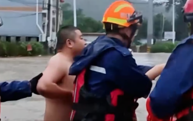 아내가 먼저 구조되는 모습을 지켜본 후에야 소방대원들을 따라 나서는 남편의 모습.