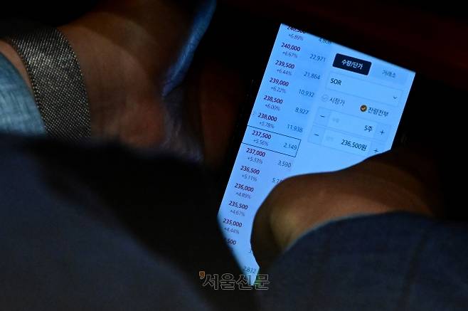 국회 법제사법위원회 위원장을 맡고 있는 이춘석 더불어민주당 의원이 4일 서울 여의도 국회에서 열린 본회의에서 타인 명의로 개설된 주식 계좌를 확인하고 있다. 더팩트 제공