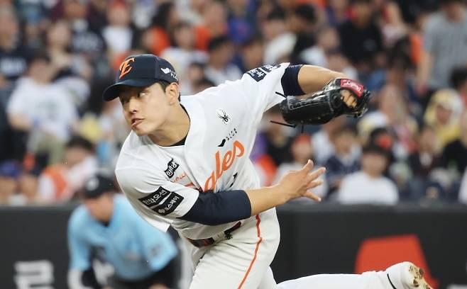 역투하는 문동주 - 5일 대전 한화생명 볼파크에서 열린 프로야구 2025 신한 SOL 뱅크 KBO리그 KT 위즈와 한화 이글스의 경기. 4회 초 한화 선발 문동주가 역투하고 있다. 2025.8.5 연합뉴스