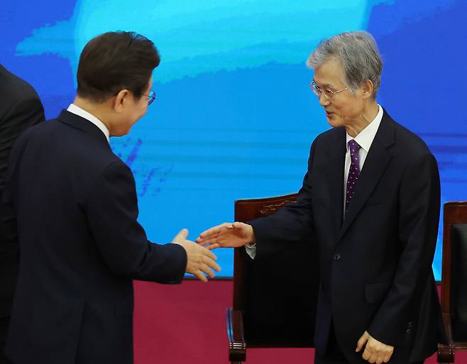 이재명 대통령이 지난 6월4일 국회 로텐더홀에서 열린 취임선서에서 조희대 대법원장과 악수하고 있다. ⓒ국회사진기자단