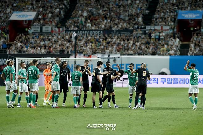토트넘 훗스퍼 손흥민이 3일 서울월드컵경기장에서 열린 뉴캐슬 유나이티드와의 쿠팡플레이 친선경기에 교체 퇴장하며 토트넘과 뉴캐슬 동료들로부터 인사받고 있다. 2025.08.03 문재원 기자