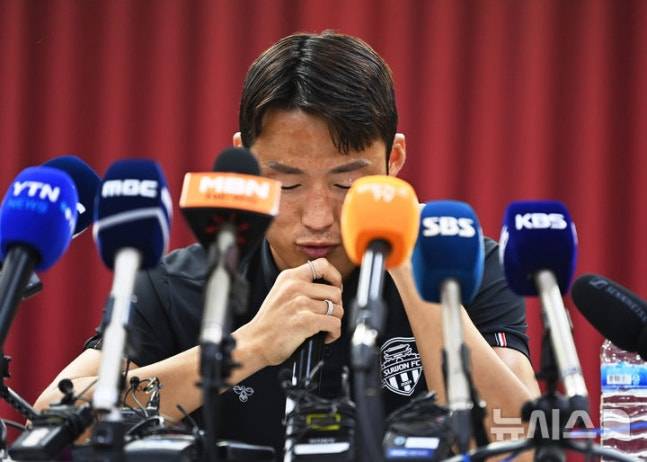 승부 조작 혐의로 중국축구협회로부터 영구 제명 징계를 받은 축구 국가대표 출신 손준호(수원FC)가 지난해 9월 11일 경기도 수원시 장안구 수원시체육회관에서 열린 기자회견에서 입장을 밝히고 있다. /사진=뉴시스