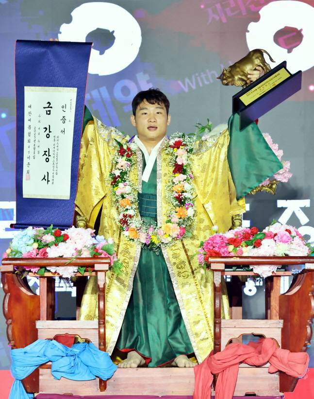 김기수가 5일 위더스제약 2025 민속씨름 영동세계국악엑스포장사씨름대회 금강장사 결정전에서 승리한 뒤 꽃가마에 올라 세리머니를 하고 있다. /사진=대한씨름협회 제공