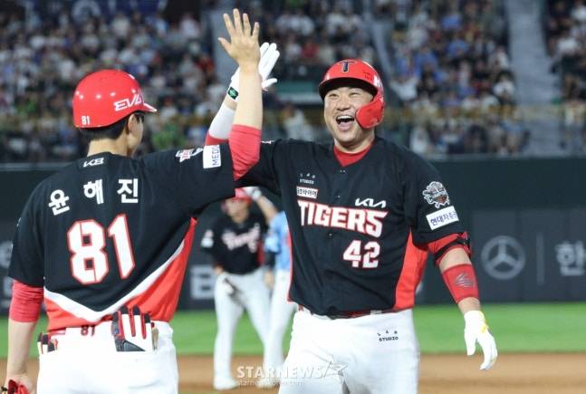 KIA 김태군이 5일 사직 롯데전에서 7회초 2타점 적시타를 친 뒤 환호하고 있다. /사진=김진경 대기자