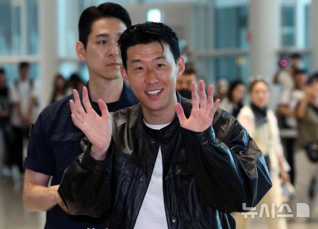 토트넘을 떠나 미국 MLS로 이적이 확실시 되는 손흥민이 5일 오후 인천국제공항에서 미국 LA로 출국하며 팬들에게 손을 흔들고 있다. /사진=뉴시스