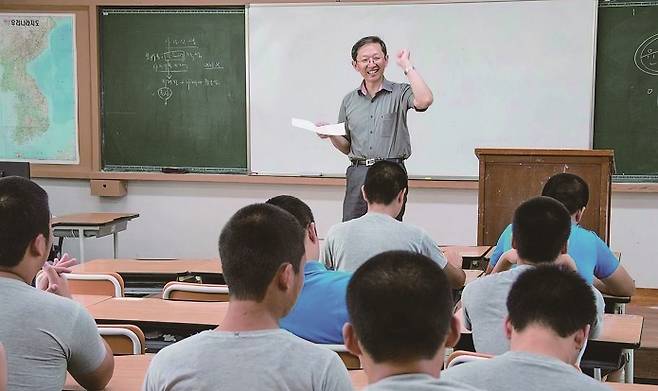 이승하 시인은 글쓰기를 자기 연민을 공감과 감동으로 전환하는 작업이라고 말했다. [사진 | 뉴스페이퍼 제공]