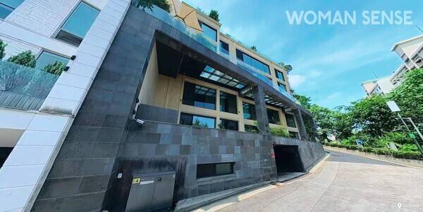 가수 싸이와 아내 유혜연 씨가 2008년 26억 원에 사서 2025년 50억 원에 매각한 UN빌리지 내 고급빌라인 더하우스.&nbsp; 사진=카카오맵 로드뷰 화면 캡쳐