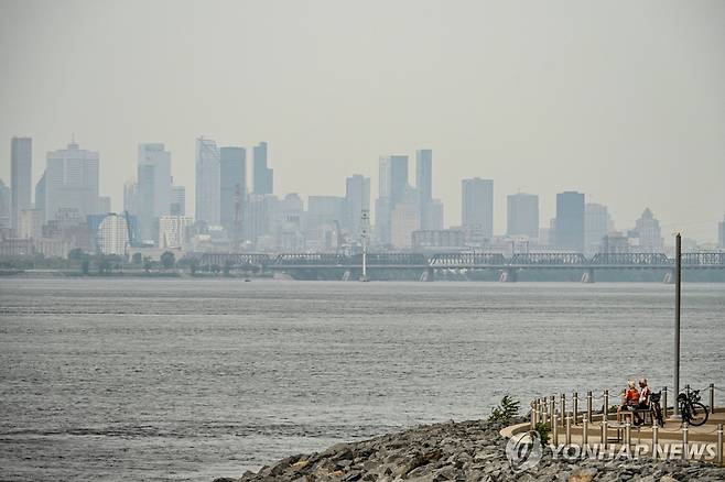 대초원의 들불 때문에 하늘이 희뿌옇게 변한 캐나다 몬트리온 [로이터 연합뉴스. 재판매 및 DB 금지]