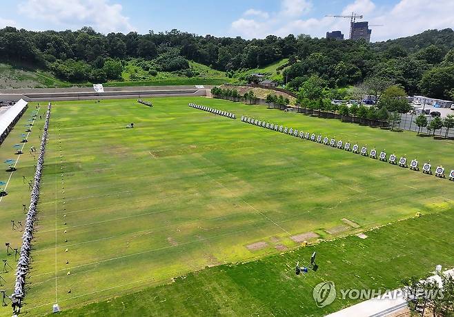 광주국제양궁장에서 펼쳐진 양궁대회 (광주=연합뉴스) 조남수 기자 = 6월 25일 광주국제양궁장에서 열린 제43회 대통령기 전국 남녀 양궁대회 리커브 여자 고등부ㆍ일반부 70m 경기에서 선수들이 활시위를 당기고 있다. [연합뉴스 자료사진]