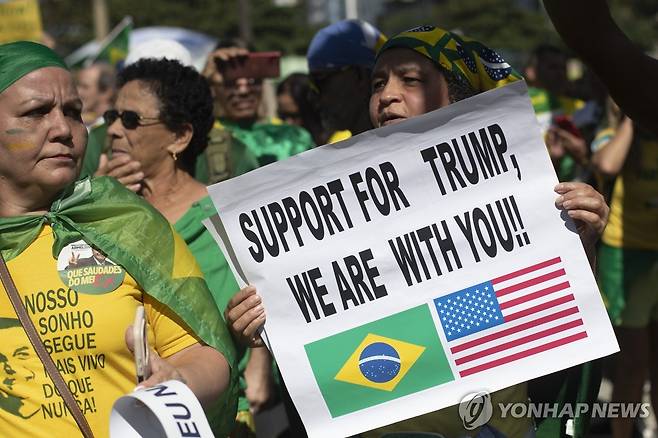 3일(현지시간) 트럼프 지지 피켓 든 보우소나루 지지자 [리우데자네이루 AP=연합뉴스. 재판매 및 DB 금지]
