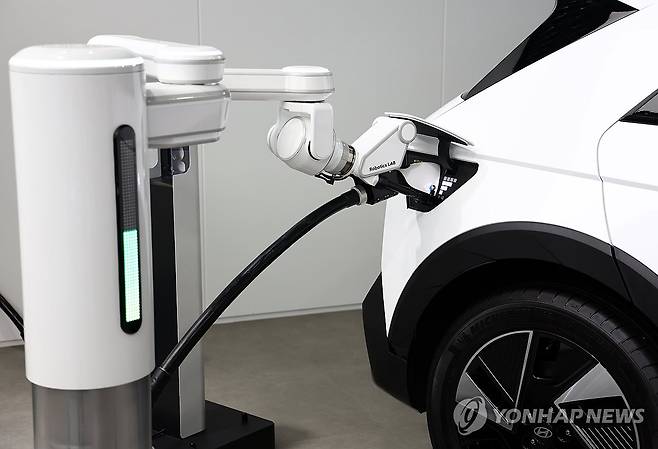전기차 충전 로봇이 충전을 하고 있다. [연합뉴스 자료사진]