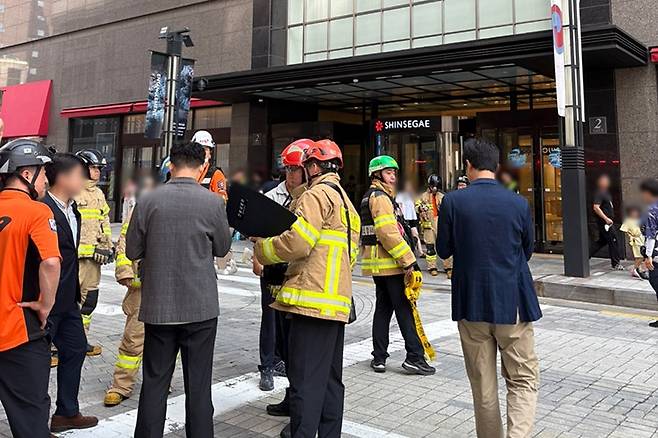 명동 신세계백화점 본점에 출동한 소방 [독자 제공. 재판매 및 DB 금지]