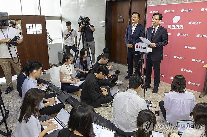 국민의힘 송언석, 이춘석 차명 주식 투자 의혹 관련 발언 (서울=연합뉴스) 황광모 기자 = 국민의힘 송언석 비상대책위원장 겸 원내대표가 5일 국회에서 이춘석 국회 법제사법위원장이 차명으로 주식에 투자했다는 의혹과 관련한 입장을 밝히고 있다. 2025.8.5 hkmpooh@yna.co.kr