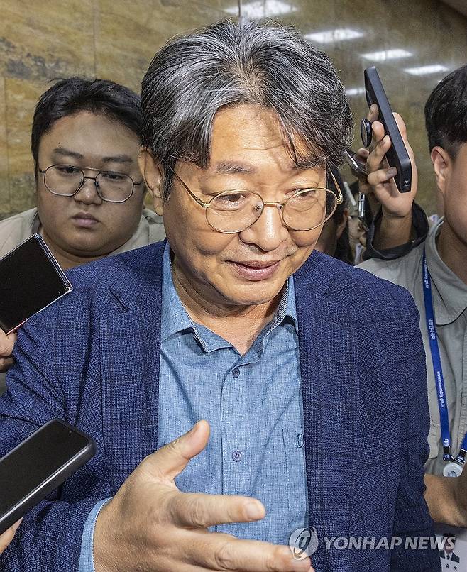 취재진에 둘러싸인 이춘석 국회 법사위원장 (서울=연합뉴스) 황광모 기자 = 차명 주식거래 의혹이 제기된 국회 법제사법위원장 더불어민주당 이춘석 의원이 5일 국회에서 열린 본회의에 참석한 뒤 본회의장을 빠져나가다 취재진 질문을 받고 있다. 2025.8.5 hkmpooh@yna.co.kr