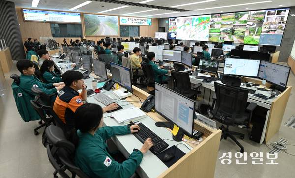 경기도 전역에 많은 비가 예보되어 새벽 5시를 기해 재난안전대책본부 비상 1단계를 발령한 6일 오전, 경기도청 풍수해대책종합상황실에서 관계자들이 상황을 모니터링하고 있다. 2025.8.6 /최은성기자 ces7198@kyeongin.com