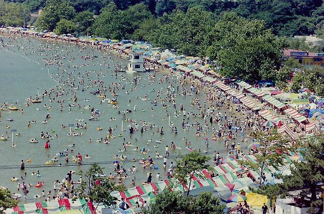 ▲&nbsp;송도유원지는 인천시민들뿐만 아니라 서울·경기지역에서도 휴양객이 찾아와 1년 내내 북새통을 이뤘다. /인천일보DB