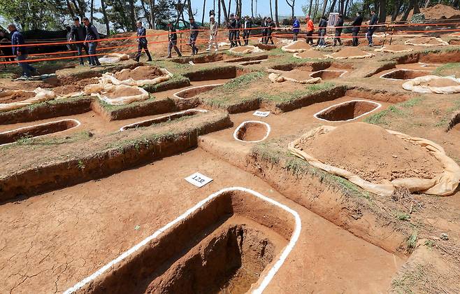 ▲ 지난 4월30일 오전 안산시 단원구 선감동 선감학원 희생자 공동묘역 추정지에서 선감학원 희생자 유해발굴 사업 종료 설명회에서 선감학원 피해자 및 유가족들이 유해발굴지를 둘러보고 있다./전광현 기자 maggie@incheonilbo.com