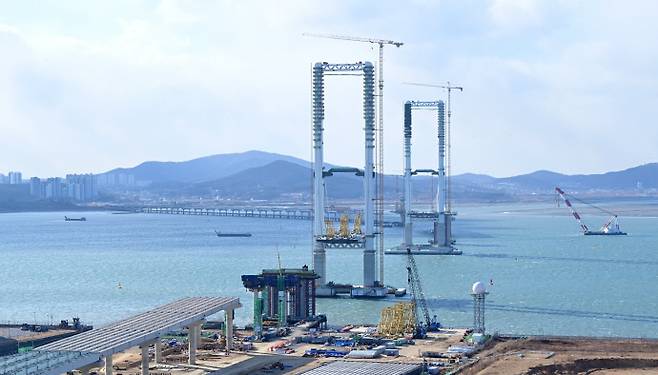 올해 12월 개통을 목표로 건설 중인 제3연륙교 전경. 정선식 기자