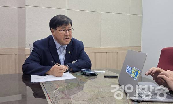 5일 경인방송과 인터뷰를 진행 중인 임홍렬 고양시의원. [사진=곽경호 기자]