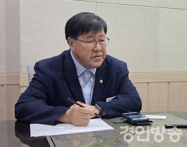 5일 경인방송과 인터뷰를 진행 중인 임홍렬 고양시의원. [사진=곽경호 기자]