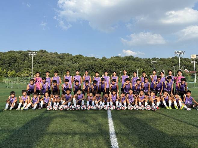 KS FC U-15 선수단이 8월 1일 충남대학교 운동장에서 기념 촬영을 하고 있다.(사진=심효준 기자)