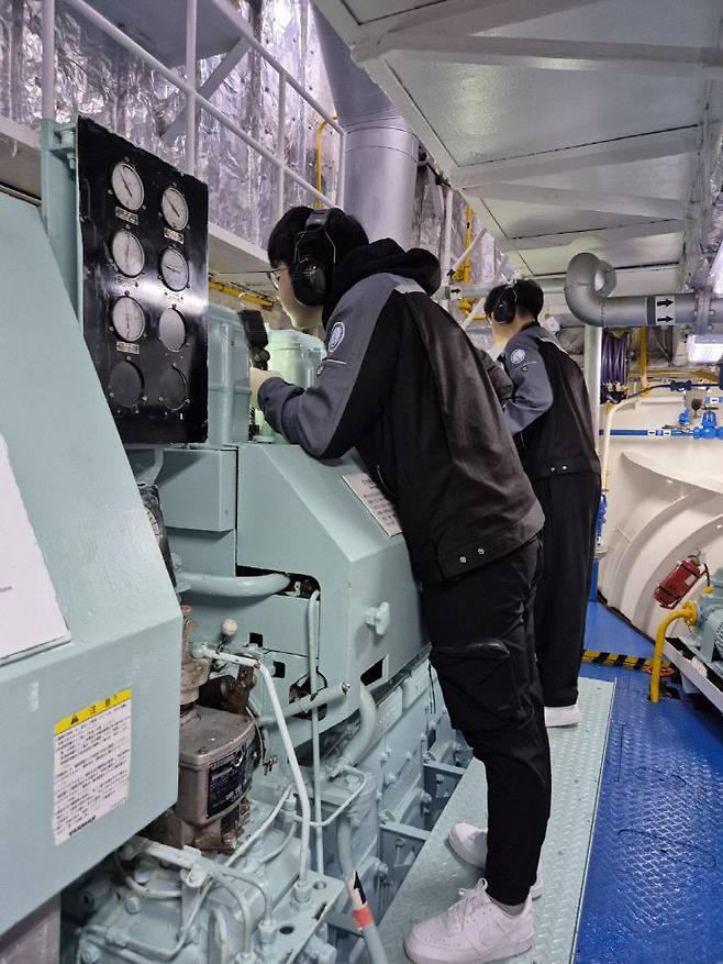 충남해양과학고 동력기계과 학생들이 승선실습에 나서고 있다. /충남교육청 제공
