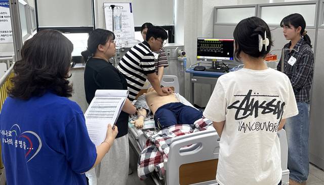 ▲ 백석대 간호학과 학생들이 kals provider 프로그램 실습을 하고 있다. /백석대학교 제공.