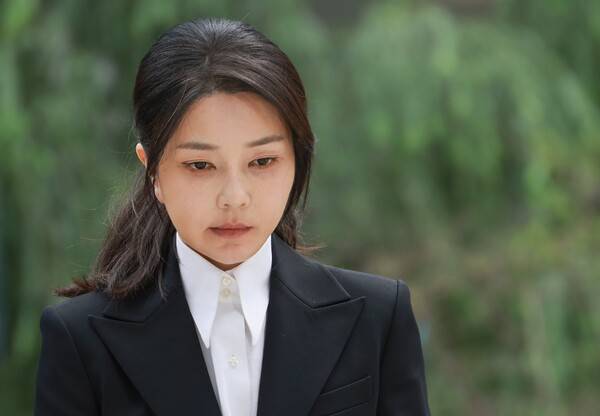 &nbsp;윤석열 전 대통령 부인 김건희 여사가 6일 서울 종로구 KT광화문빌딩 웨스트에 마련된 민중기 특별검사팀에 피의자 신분으로 첫&nbsp;출석하고 있다.&nbsp; 연합뉴스