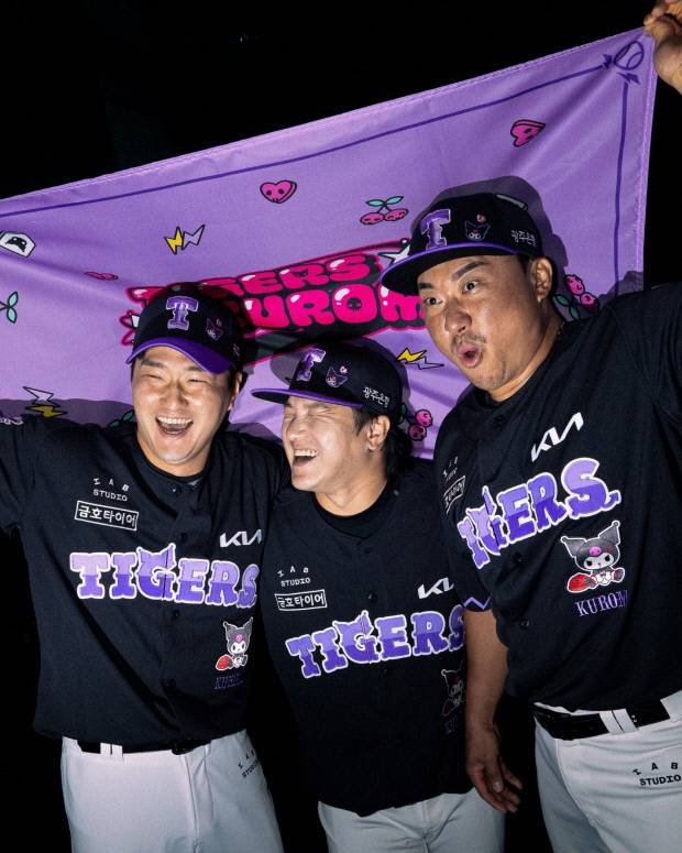 KIA 전상현(왼쪽부터), 김선빈, 김태군이 쿠로미 유니폼을 입고 포즈를 취하고 있다. <KIA 타이거즈 제공>