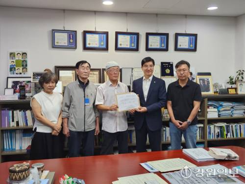 ◇사북민주항쟁동지회 황인호 회장, 이원갑 명예회장 등이 5일 국회를 찾아 이해식 국정기획위 정치행정분과장에게