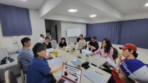 오는 10일 서울 대학로예술극장 소극장에서 열리는 ‘책가도(冊架圖)’ 낭독공연의 연습 모습. 이번 무대는 아르코·대학로예술극장의 ‘2025 봄 작가, 겨울 무대 낭독공연’의 일환으로 마련됐다. 사진=아르코·대학로예술극장 제공