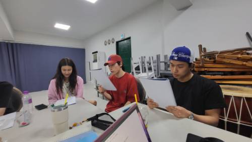 오는 10일 서울 대학로예술극장 소극장에서 열리는 ‘책가도(冊架圖)’ 낭독공연의 연습 모습. 이번 무대는 아르코·대학로예술극장의 ‘2025 봄 작가, 겨울 무대 낭독공연’의 일환으로 마련됐다. 사진=아르코·대학로예술극장 제공