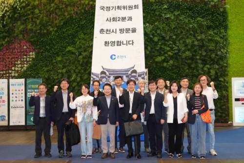 ◇국정기획위원회 사회2분과는 6일 춘천시청을 방문해 간담회를 갖고 지역 문화·환경·교육 분야 주요 정책 현장을 찾았다.