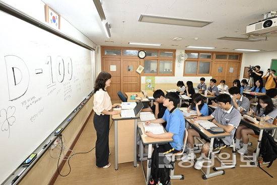 ▲ 2026학년도 대학수학능력시험이 100일 앞으로 다가온 가운데 5일 울산 중구 약사고등학교에서 3학년 수험생들이 학습에 집중하고 있다. 김동수기자 dskim@ksilbo.co.kr