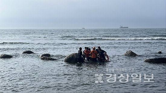 ▲ 울산해경은 5일 오전 8시2분께 울산 동구 방어진항 슬도 인근 바다로 입수하는 몽골 국적 A씨를 구조했다. 울산해경 제공