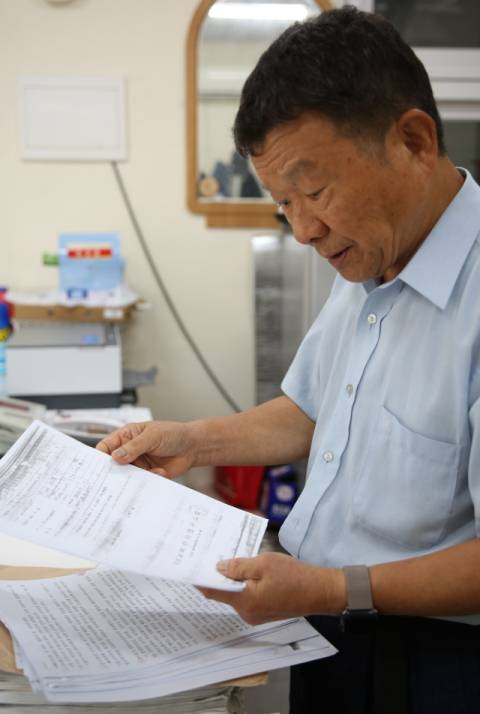 정현조 씨가 지난 20여 년 동안 딸의 죽음에 대한 진실 규명을 위해 노력해온 이야기를 들려주고 있다. 김도훈 기자