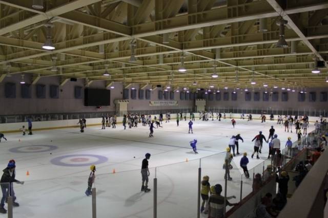 경남 창원시가 여름 날씨 영향을 받지 않는 실내 피서지 7곳을 소개했다. 창원시민들이 도심에 있는 빙상장에서 스케이트를 즐기고 있다. 창원시 제공